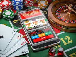 Pengguna menikmati permainan blackjack live casino melalui perangkat mobile dengan koneksi stabil
